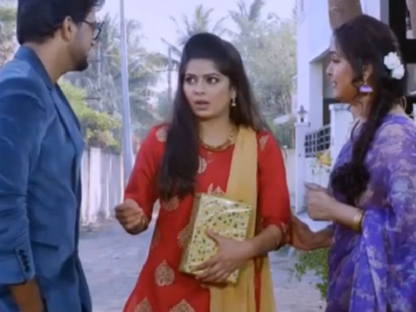 Younger sister breaks Akkas gift Younger sister breaks Akkas gift