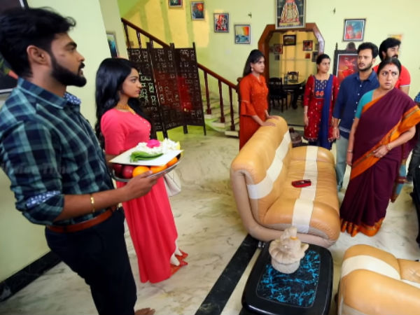 Sakunthala Devi takes Azhagammai in her hands Sakunthala Devi takes Azhagammai in her hands
