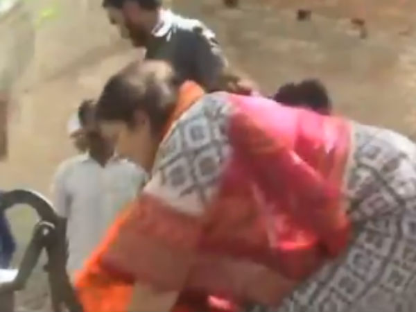 BJPs Candidate Smriti Irani Joins Fire-Fighting Efforts in Amethi Village BJPs Candidate Smriti Irani Joins Fire-Fighting Efforts in Amethi Village