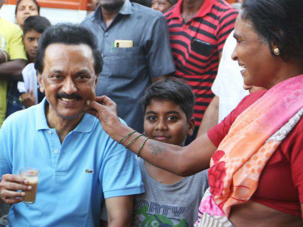கன்னத்தை கிள்ளினார்