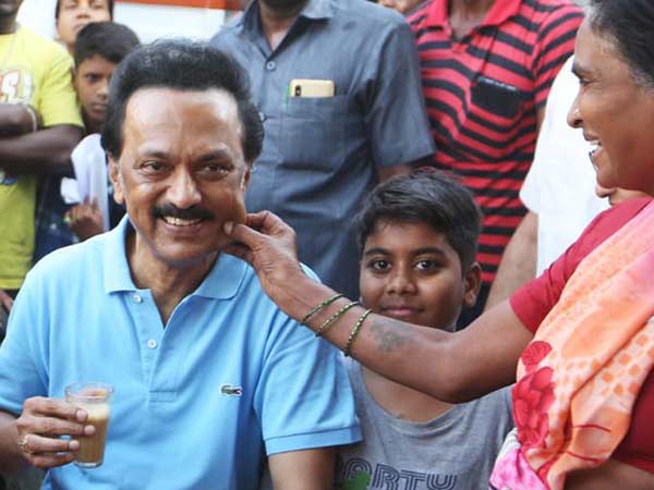 கன்னத்தை கிள்ளுகிறார்