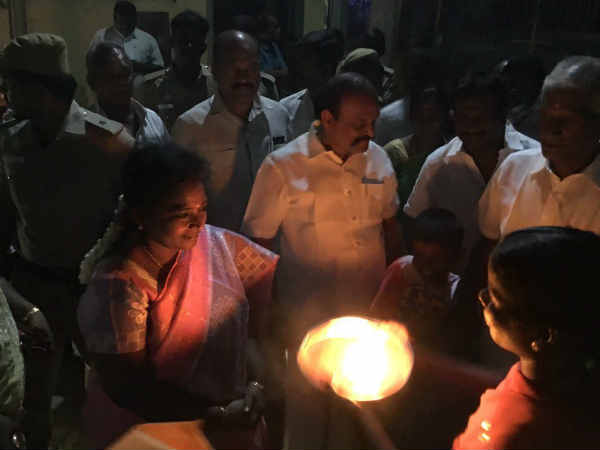 ஆரத்தி எடுக்கிறார்