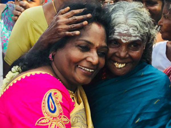 கட்டி அணைக்கிறார்
