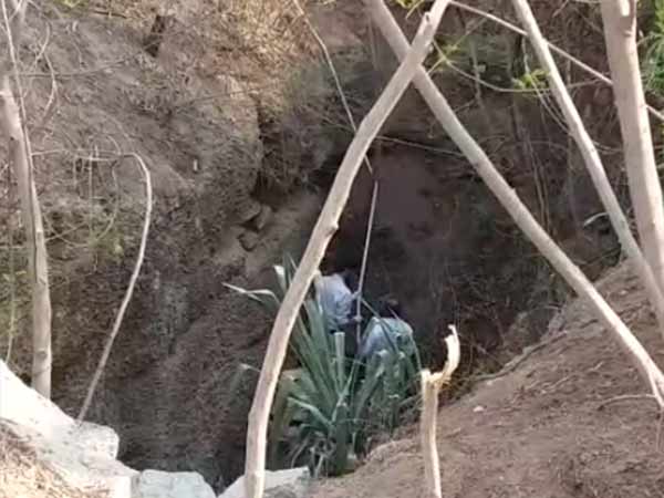 கிணற்றில் புதையுண்ட பெண்கள்