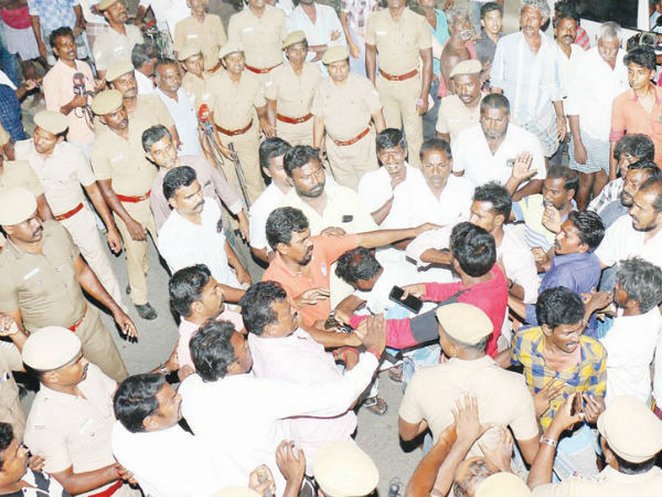 செருப்பு வீச்சு