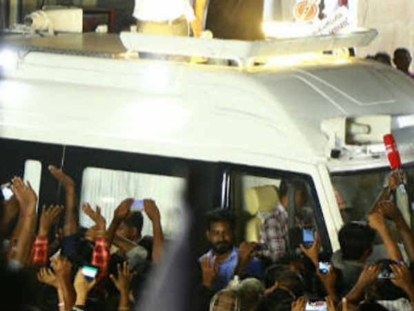 மேலே, கீழே போகுது