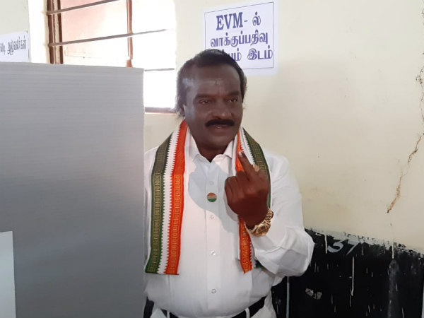 வாக்களித்த காங்.வேட்பாளர்