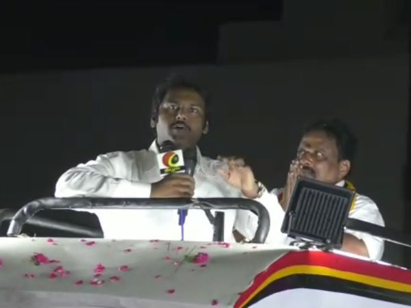 காலரை தூக்கிவிட்டு