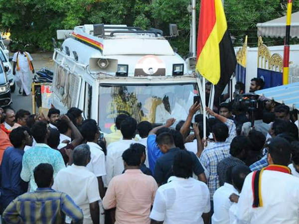 மக்கள் வேடிக்கை