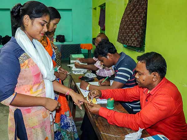 மதியம் 3 மணிவரை  49.53% வாக்குப்பதிவு