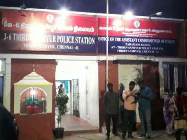 போலீசில் ஒப்படைப்பு