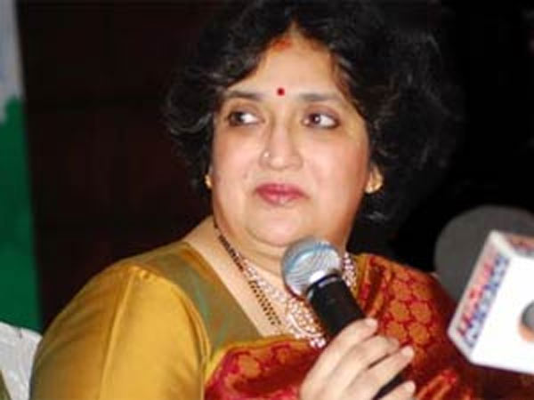 People who drown in the cellphones have forgotten the public interest Says Latha Rajinikanth People who drown in the cellphones have forgotten the public interest Says Latha Rajinikanth