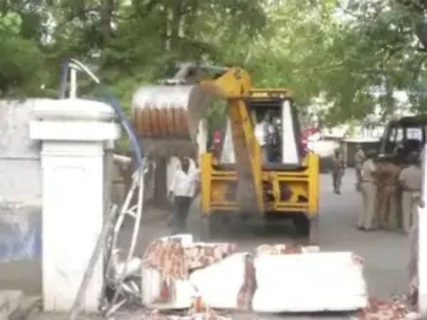 மாநகராட்சி முடிவை எதிர்த்து வழக்கு
