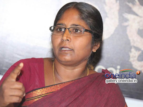 Veerappans wife Muthulakshmi campaigning for the DMK Veerappans wife Muthulakshmi campaigning for the DMK