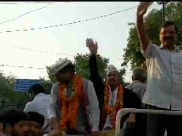A man slaps Delhi Chief Minister Arvind Kejriwal during his roadshow A man slaps Delhi Chief Minister Arvind Kejriwal during his roadshow