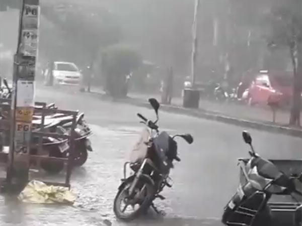 Rain lashes Bangalore with heavy wind Rain lashes Bangalore with heavy wind