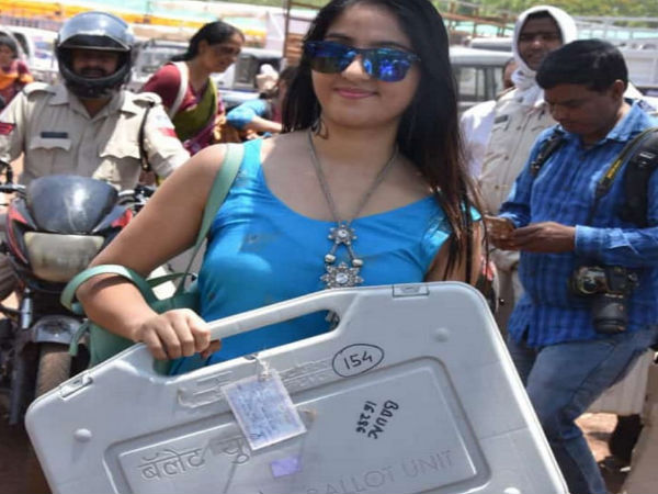 A Bhopal election worker became viral after her photo in blue dress A Bhopal election worker became viral after her photo in blue dress