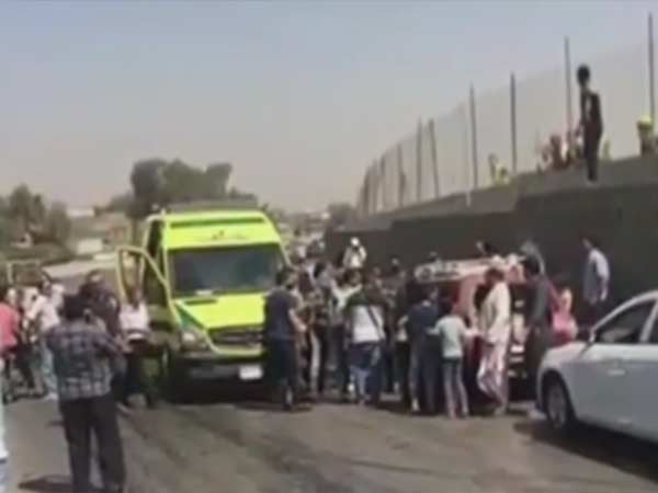 Blast hits Egypt tourist bus, 17 South Africans injured say security Blast hits Egypt tourist bus, 17 South Africans injured say security