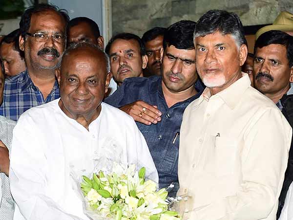 Chandrababu Naidu Meets Deve Gowda, Kumaraswamy For Post-Poll Alliance Chandrababu Naidu Meets Deve Gowda, Kumaraswamy For Post-Poll Alliance