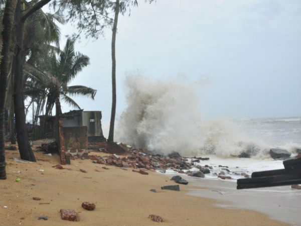 Cyclone Fani effect: Cuddalore, Puducherry, Villupuram hit by heavy storm and rain Cyclone Fani effect: Cuddalore, Puducherry, Villupuram hit by heavy storm and rain