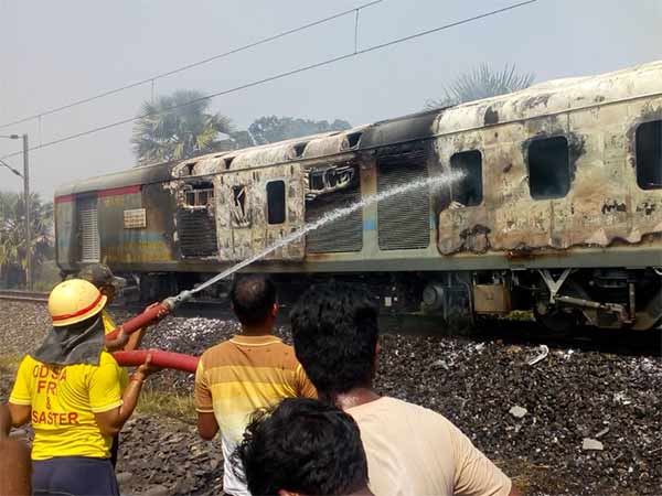 Fire broke out in New Delhi-Bhubaneswar Rajdhani Express Fire broke out in New Delhi-Bhubaneswar Rajdhani Express
