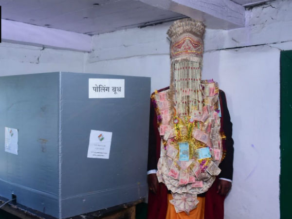 Bridegroom wears money garland in Manali Bridegroom wears money garland in Manali