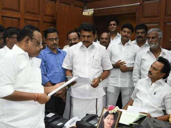 DMK MLA Senthil Balaji took oath in the presence of the Speaker DMK MLA Senthil Balaji took oath in the presence of the Speaker