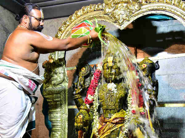 பால், தயிர் இளநீர் அபிஷேகம்