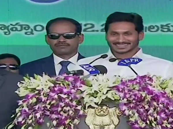புன்னகைத்த ஜெகன்