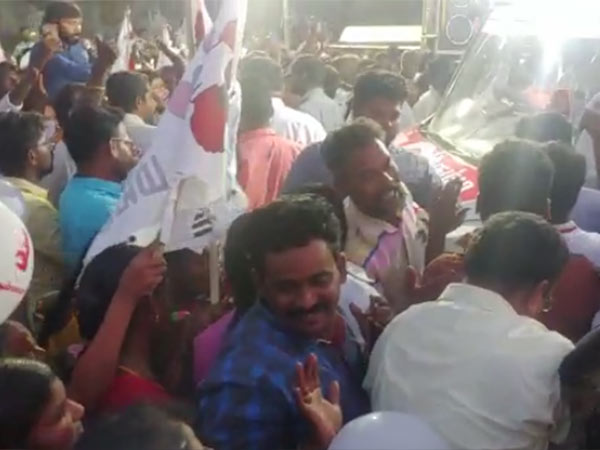 காலணி வீச்சு