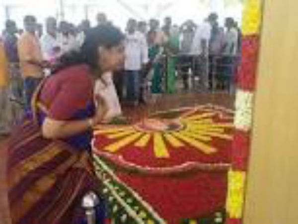 பெரியார் நினைவிடத்திலும்