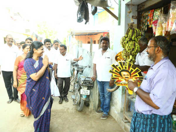 Kanimozhi MP House to house vote picking In Ottapidaram Kanimozhi MP House to house vote picking In Ottapidaram