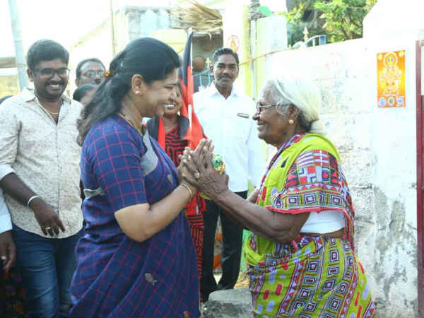 Kanimozhi MP House to house vote picking In Ottapidaram Kanimozhi MP House to house vote picking In Ottapidaram