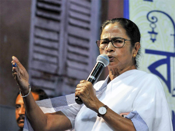 அள்ளி வீசுகின்றனர்