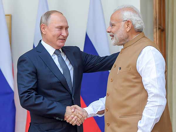 modi and putinடெல்லி: பிரதமர் மோடி பதவி ஏற்பு விழாவில் பங்கேற்க அமெரிக்க அதிபர் டிரம்ப், ரஷ்ய அதிபர் புதின் உள்ளிட்ட பல்வேறு வெளிநாட்டு தலைவர்களுக்கு அழைப்பு விடுப்பதற்கு மத்திய அரசு முடிவு செய்துள்ளதாக தகவல்கள் தெரிவிக்கின்றன. லோக்சபா தேர்தலில் பாஜக தனிப்பெரும்பான்மை பெற்று ஆட்சி அமைக்க உள்ளது. வரும் 30ந் தேதி பதவி ஏற்பு விழா நடைபெற இருப்பதாக தகவல்கள் தெரிவிக்கின்றன. பதவி ஏற்பு விழாவை பிரம்மாண்டமாக நடத்தவும் பிரதமர் மோடி முடிவு செய்துள்ளார். இந்த நிலையில், பதவி ஏற்பு விழாவிற்கான ஏற்பாடுகள் துவங்கப்பட இருக்கின்றன. பதவி ஏற்பு விழாவில் பங்கேற்பதற்காக உலகத் தலைவர்கள் பலருக்கும் அழைப்பு விடுக்கப்பட உள்ளது. ஐ.நா. பாதுகாப்பு கவுன்சிலில் நிரந்தர உறுப்பினர் அந்தஸ்தில் இருக்கும் பி-5 நாட்டு தலைவர்களுக்கு அழைப்பு விடுக்க முடிவு செய்யப்பட்டுள்ளதாக தெரிகிறது. அதன்படி, அமெரிக்க அதிபர் டொனால்டு டிரம்ப், ரஷ்ய அதிபர் விளாடிமிர் புதின், சீன அதிபர் ஜின்பிங் உள்பட இங்கிலாந்து, பிரான்ஸ் அதிபர்களுக்கும் அழைப்பு விடுக்கப்பட உள்ளதாம். இதுதவிர்த்து, ஜப்பான், இஸ்ரேல், சவூதி அரேபியா மற்றும் சார்க் கூட்டமைப்பு நாட்டுத் தலைவர்களுக்கும் பிரதமர் மோடி பதவி ஏற்பு விழாவில் பங்கேற்பதற்கு அழைப்பு விடுக்கப்பட இருப்பதாக தகவல்கள் கூறுகின்றன. இதனிடையே, பிரதமர் மோடியின் பதவி ஏற்பு விழாவில் பங்கேற்பதற்கு, பாகிஸ்தான் பிரதமர் இம்ரான் கானுக்கு அழைப்பு விடுக்கப்படுமா என்ற கேள்வியும் எழுந்துள்ளது. இந்த விஷயம் குறித்து இப்போது எதுவும் கூற இயலாது. பிரதமர் அலுவலகம் முடிவு செய்த பின்னர், அடுத்த சில நாட்களில் இதுகுறித்து அதிகாரப்பூர்வ அறிவிப்புகள் வெளியிடப்படும் என்று பெயர் தெரிவிக்க விரும்பாத மத்திய அரசு அதிகாரி ஒருவர் கூறி இருக்கிறார். பதவி விழாவை பிரம்மாண்டமாக நடத்தவும், இந்த வாய்ப்பை பயன்படுத்தி, உலக அரங்கில் தன்னை வலுவான தலைவராக முன்னிறுத்தவும், பிரதமர் மோடி திட்டமிட்டுள்ளதாக தெரிகிறது. மேலும், ஐ.நா.பாதுகாப்பு கவுன்சிலில் நிரந்தர உறுப்பினர் பெறுவதற்கு அழுத்தம் கொடுக்கும் வாய்ப்பாகவும் பிரதமர் மோடி கருதுவதாகவும் தெரிவிக்கப்படுகிறது. கடந்த 2014ம் ஆண்டு நடந்த பிரதமர் மோடி பதவி ஏற்பு விழாவில் அப்போதைய பாகிஸ்தான் பிரதமர் நவாஸ் ஷெரீப் உள்ளிட்ட சார்க் நாடுகளின் தலைவர்களுக்கு அழைப்பு விடுக்கப்பட்டது நினைவிருக்கலாம். modi and putinடெல்லி: பிரதமர் மோடி பதவி ஏற்பு விழாவில் பங்கேற்க அமெரிக்க அதிபர் டிரம்ப், ரஷ்ய அதிபர் புதின் உள்ளிட்ட பல்வேறு வெளிநாட்டு தலைவர்களுக்கு அழைப்பு விடுப்பதற்கு மத்திய அரசு முடிவு செய்துள்ளதாக தகவல்கள் தெரிவிக்கின்றன. லோக்சபா தேர்தலில் பாஜக தனிப்பெரும்பான்மை பெற்று ஆட்சி அமைக்க உள்ளது. வரும் 30ந் தேதி பதவி ஏற்பு விழா நடைபெற இருப்பதாக தகவல்கள் தெரிவிக்கின்றன. பதவி ஏற்பு விழாவை பிரம்மாண்டமாக நடத்தவும் பிரதமர் மோடி முடிவு செய்துள்ளார். இந்த நிலையில், பதவி ஏற்பு விழாவிற்கான ஏற்பாடுகள் துவங்கப்பட இருக்கின்றன. பதவி ஏற்பு விழாவில் பங்கேற்பதற்காக உலகத் தலைவர்கள் பலருக்கும் அழைப்பு விடுக்கப்பட உள்ளது. ஐ.நா. பாதுகாப்பு கவுன்சிலில் நிரந்தர உறுப்பினர் அந்தஸ்தில் இருக்கும் பி-5 நாட்டு தலைவர்களுக்கு அழைப்பு விடுக்க முடிவு செய்யப்பட்டுள்ளதாக தெரிகிறது. அதன்படி, அமெரிக்க அதிபர் டொனால்டு டிரம்ப், ரஷ்ய அதிபர் விளாடிமிர் புதின், சீன அதிபர் ஜின்பிங் உள்பட இங்கிலாந்து, பிரான்ஸ் அதிபர்களுக்கும் அழைப்பு விடுக்கப்பட உள்ளதாம். இதுதவிர்த்து, ஜப்பான், இஸ்ரேல், சவூதி அரேபியா மற்றும் சார்க் கூட்டமைப்பு நாட்டுத் தலைவர்களுக்கும் பிரதமர் மோடி பதவி ஏற்பு விழாவில் பங்கேற்பதற்கு அழைப்பு விடுக்கப்பட இருப்பதாக தகவல்கள் கூறுகின்றன. இதனிடையே, பிரதமர் மோடியின் பதவி ஏற்பு விழாவில் பங்கேற்பதற்கு, பாகிஸ்தான் பிரதமர் இம்ரான் கானுக்கு அழைப்பு விடுக்கப்படுமா என்ற கேள்வியும் எழுந்துள்ளது. இந்த விஷயம் குறித்து இப்போது எதுவும் கூற இயலாது. பிரதமர் அலுவலகம் முடிவு செய்த பின்னர், அடுத்த சில நாட்களில் இதுகுறித்து அதிகாரப்பூர்வ அறிவிப்புகள் வெளியிடப்படும் என்று பெயர் தெரிவிக்க விரும்பாத மத்திய அரசு அதிகாரி ஒருவர் கூறி இருக்கிறார். பதவி விழாவை பிரம்மாண்டமாக நடத்தவும், இந்த வாய்ப்பை பயன்படுத்தி, உலக அரங்கில் தன்னை வலுவான தலைவராக முன்னிறுத்தவும், பிரதமர் மோடி திட்டமிட்டுள்ளதாக தெரிகிறது. மேலும், ஐ.நா.பாதுகாப்பு கவுன்சிலில் நிரந்தர உறுப்பினர் பெறுவதற்கு அழுத்தம் கொடுக்கும் வாய்ப்பாகவும் பிரதமர் மோடி கருதுவதாகவும் தெரிவிக்கப்படுகிறது. கடந்த 2014ம் ஆண்டு நடந்த பிரதமர் மோடி பதவி ஏற்பு விழாவில் அப்போதைய பாகிஸ்தான் பிரதமர் நவாஸ் ஷெரீப் உள்ளிட்ட சார்க் நாடுகளின் தலைவர்களுக்கு அழைப்பு விடுக்கப்பட்டது நினைவிருக்கலாம்.