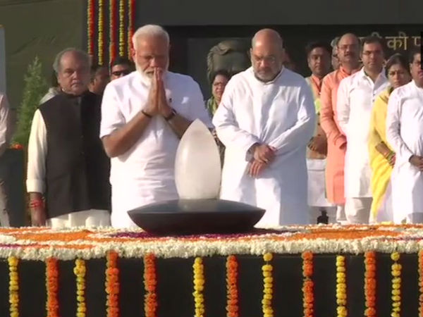 Modi pays tribute in at Mahatma Gandhi and Atal bihari vajpayee Memorials Modi pays tribute in at Mahatma Gandhi and Atal bihari vajpayee Memorials