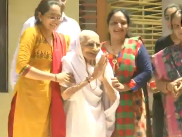 Between the slogans Har Har Modi, Jai Jai Modi.. Modis mother said thanks to peoples Between the slogans Har Har Modi, Jai Jai Modi.. Modis mother said thanks to peoples