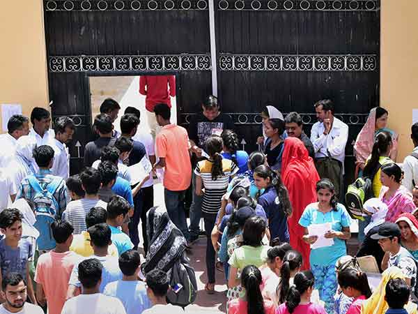 Police constable helped a Neet student who sent out for not taking photograph Police constable helped a Neet student who sent out for not taking photograph