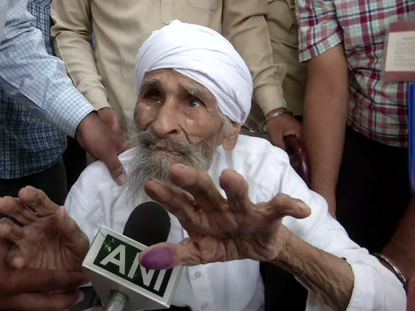 111 year old Bacchan Singh votes in Delhi 111 year old Bacchan Singh votes in Delhi