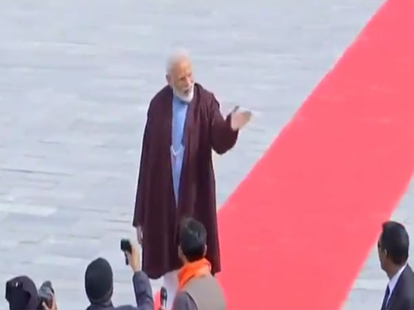 PM Modi shouts at security for blocking camera view - Viral Video PM Modi shouts at security for blocking camera view - Viral Video