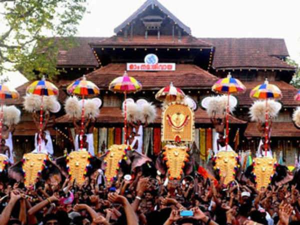 அணிவகுத்த யானைகள்