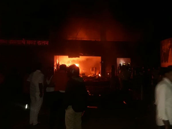 A fire broke out in a cloth warehouse near Pune..5 workers dead A fire broke out in a cloth warehouse near Pune..5 workers dead