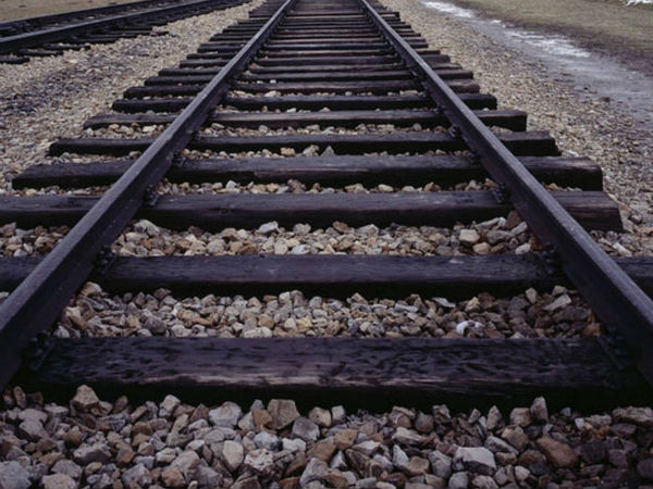 A train rolls over and kills three people in Vellore A train rolls over and kills three people in Vellore