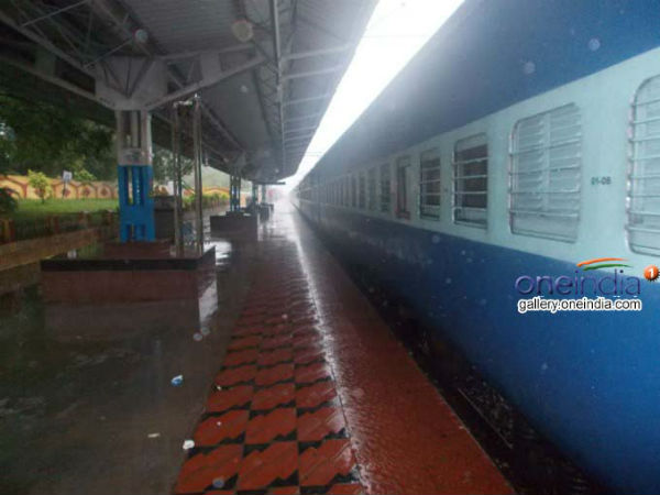 Heavy rainfall in Arakkonam, Trains stop at the midway signal failure Heavy rainfall in Arakkonam, Trains stop at the midway signal failure