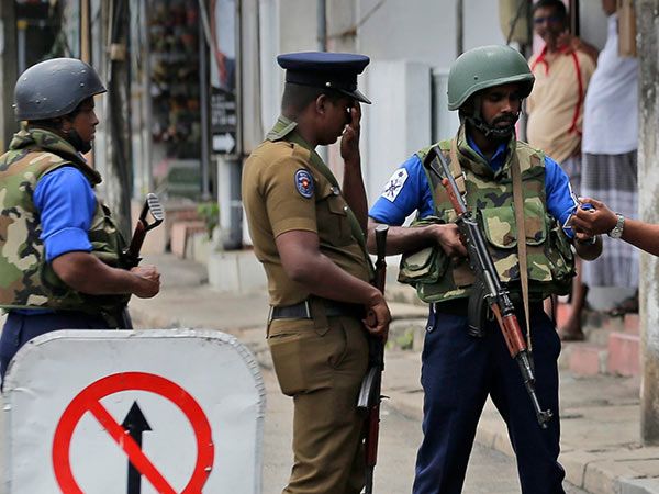 4 Muslim Youths arrested by Srilankan Army 4 Muslim Youths arrested by Srilankan Army