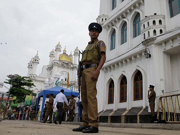 srilanka Police impose curfew on 4 town after mosques attacked srilanka Police impose curfew on 4 town after mosques attacked
