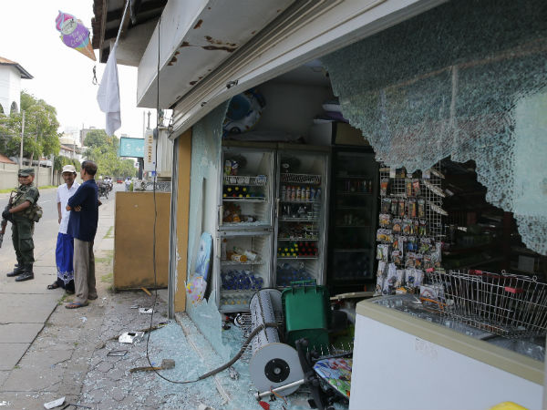 Catholic Christian group attacked Muslim men owned shops in Sri lanka Catholic Christian group attacked Muslim men owned shops in Sri lanka
