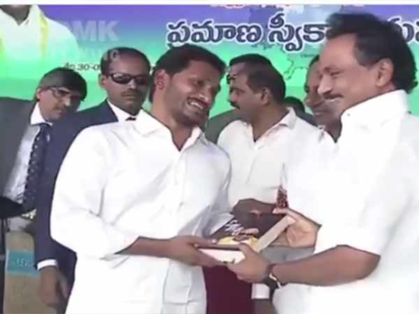 ஜெகன்மோகனுக்கு பரிசு