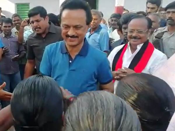 மக்களுடன் செல்பி