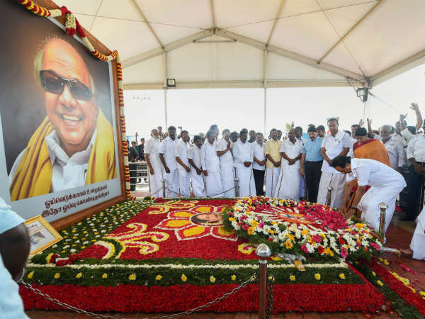 நினைவிடத்தில் மரியாதை